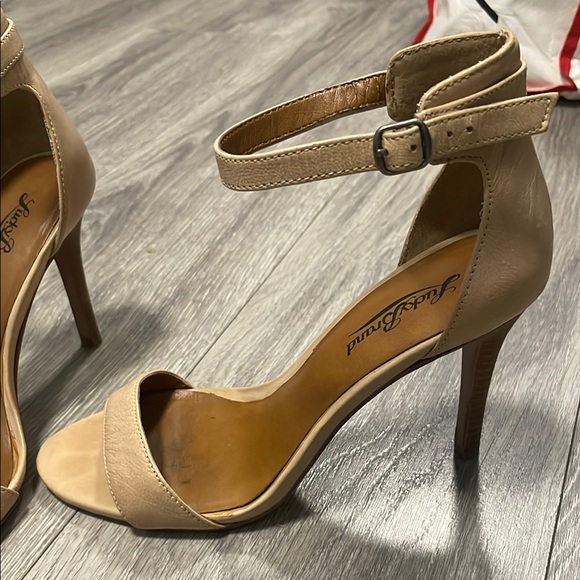 Lucky Brand Women's Black and Tan Heels - Picture 2 of 9